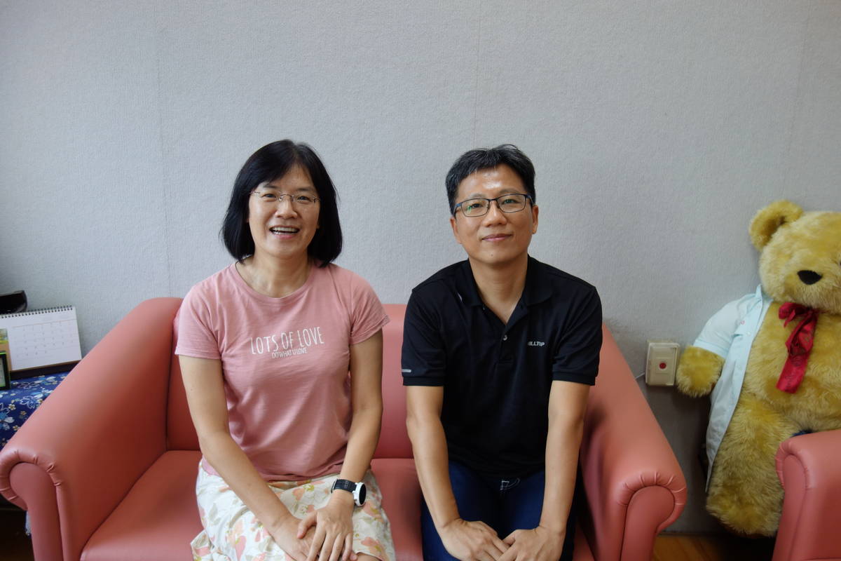 劉姝言老師(左)與共同研發福爾摩斯上法庭課程的臺中一中輔導主任廖述茂(右)合影