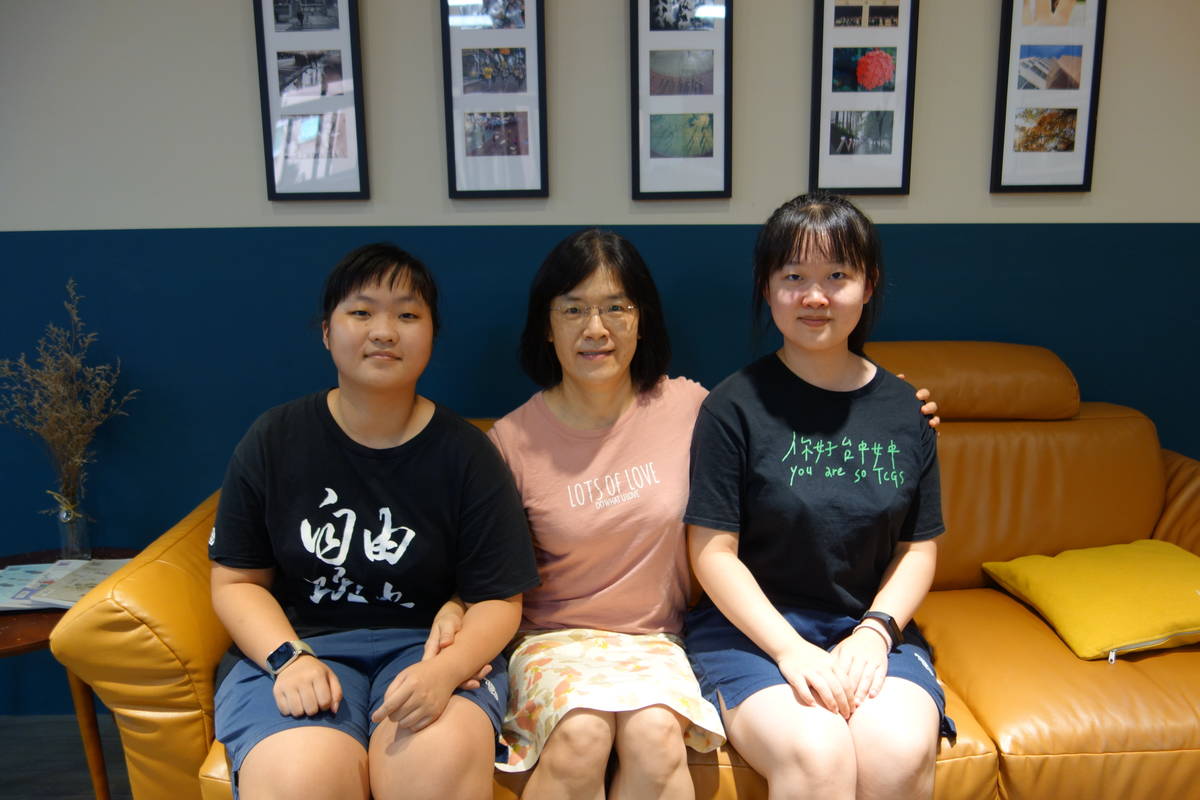 劉姝言老師(中)與分享福爾摩斯上法庭課程心得的唐千婷(右)、李璿禾(左)合影