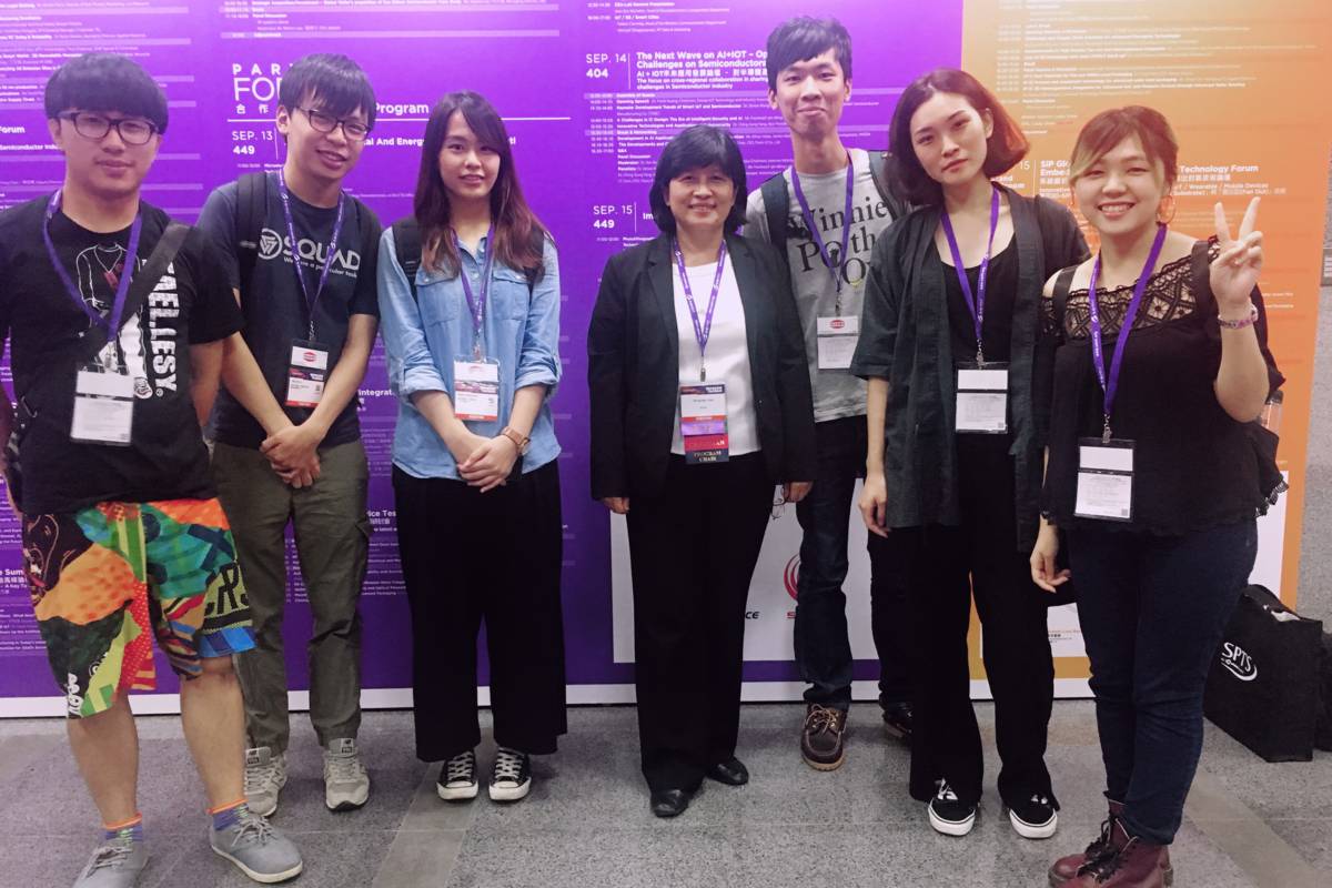 游萃蓉和學生們參加SEMICON Taiwan 2017國際半導體展。(游萃蓉提供)