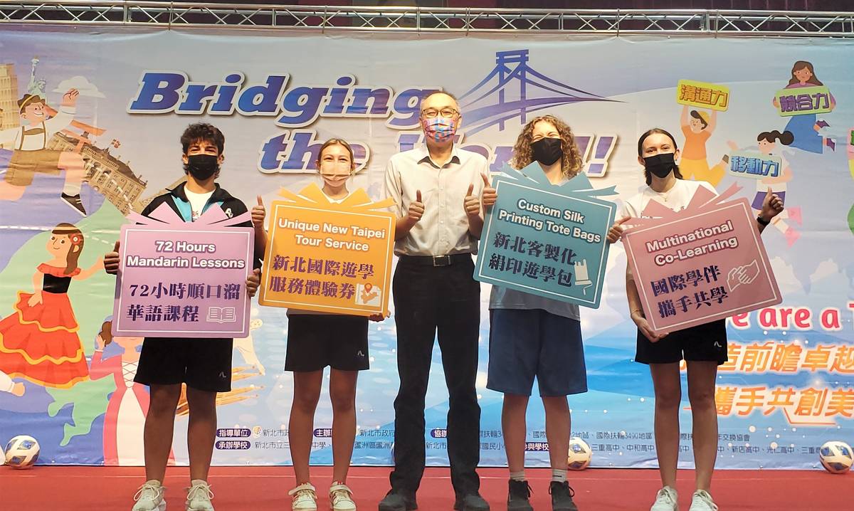 謝政達副市長(中)致贈國際交換生4樣見面禮
