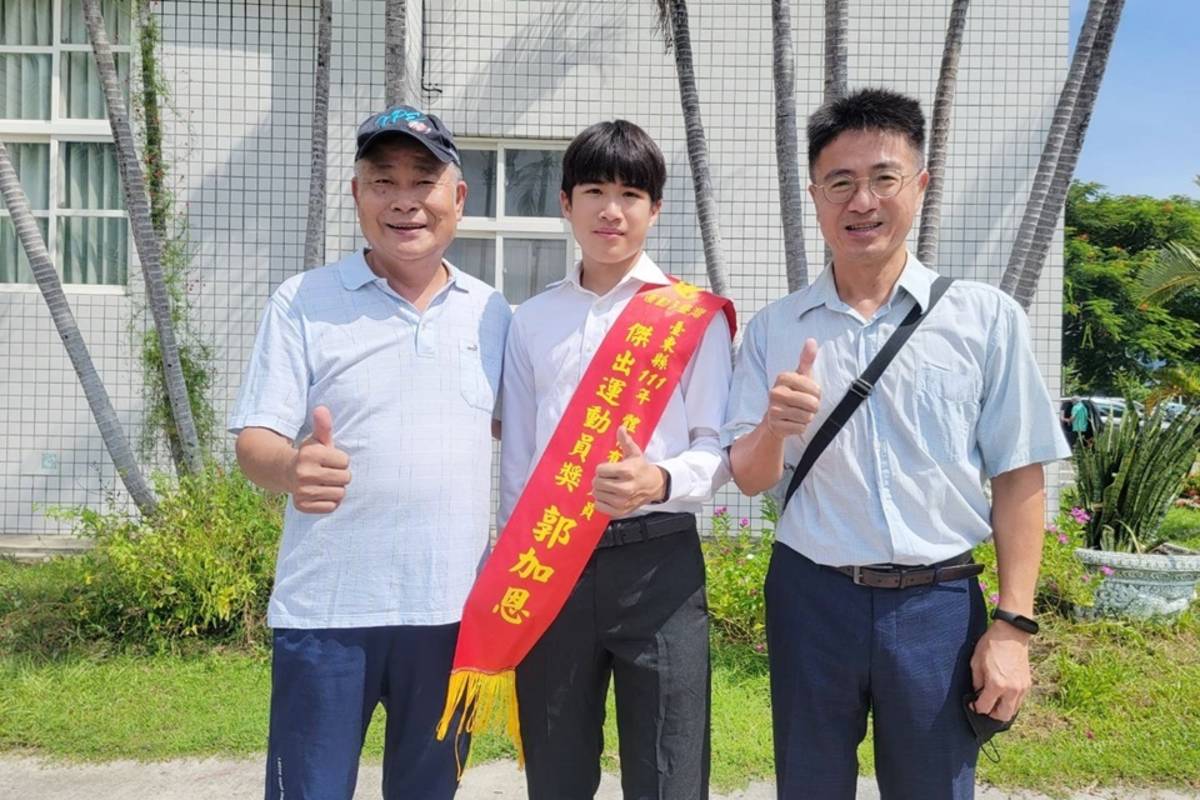 郭加恩(中)獲選今年度臺東縣傑出運動員獎，與父親郭立仁(右)、教練薛登原合影(左)。
