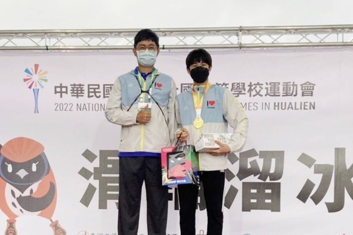 郭加恩(右)於今年全中運國男組滑輪溜冰速度過樁項目奪金，更打破全國紀錄，與教練薛智文(左)合影。(薛智文教練提供)
