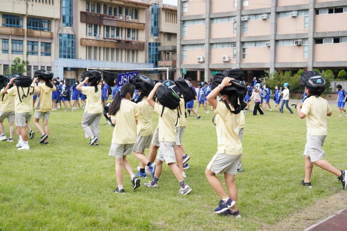 大直高中進行防空地震複合式災害疏散避難演練，師生疏散到操場集合