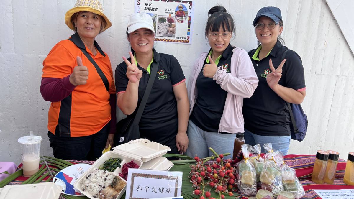 文健站的照服員還有長者都很專業的介紹自家的食療餐點