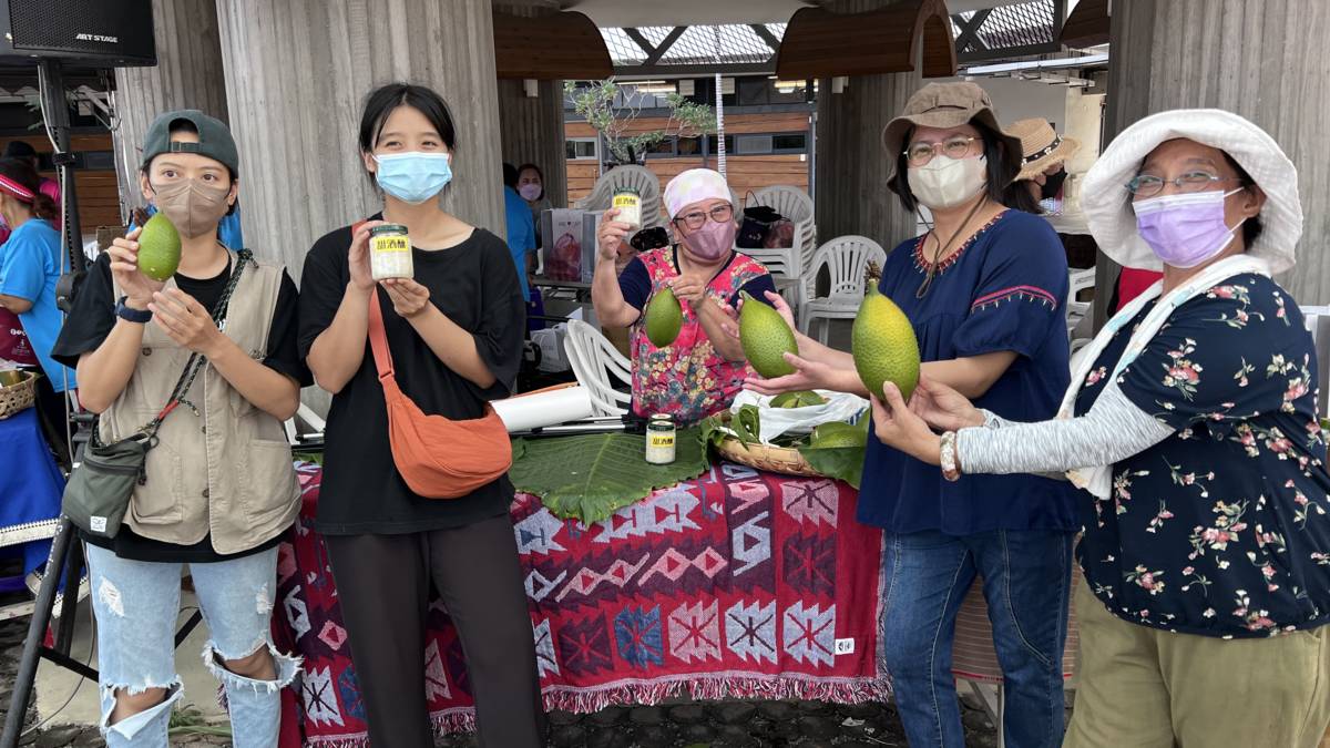 賓朗文健站的長者熱情的介紹自家的食療菜單