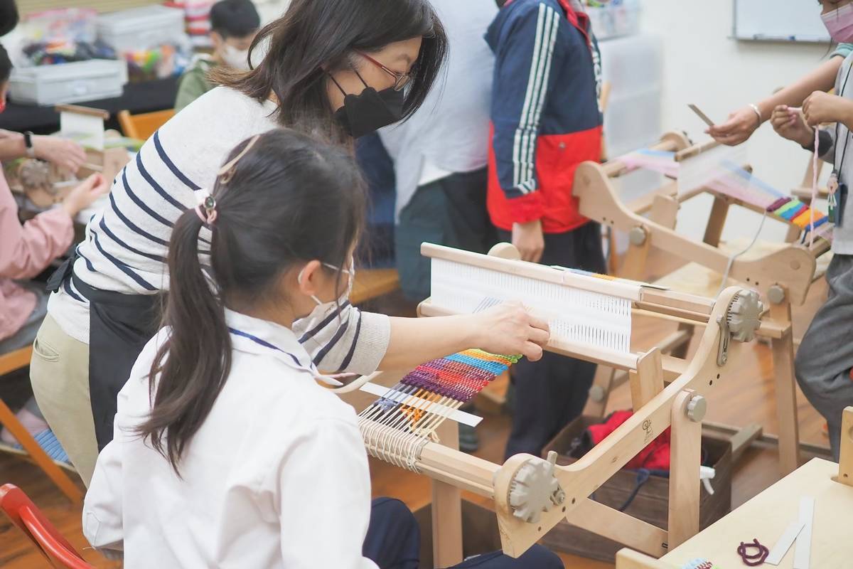 幅新手織帶領德音國小學生動手實作