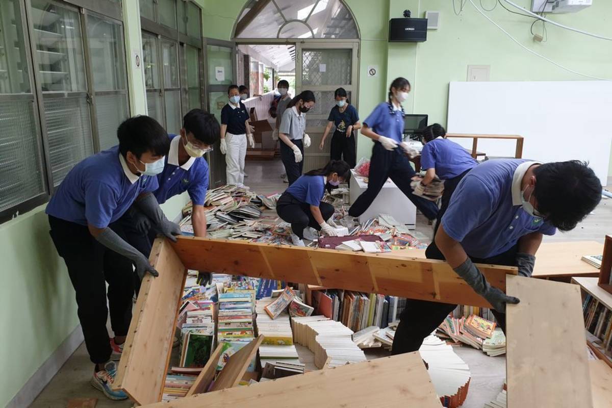 學生協助整理校園