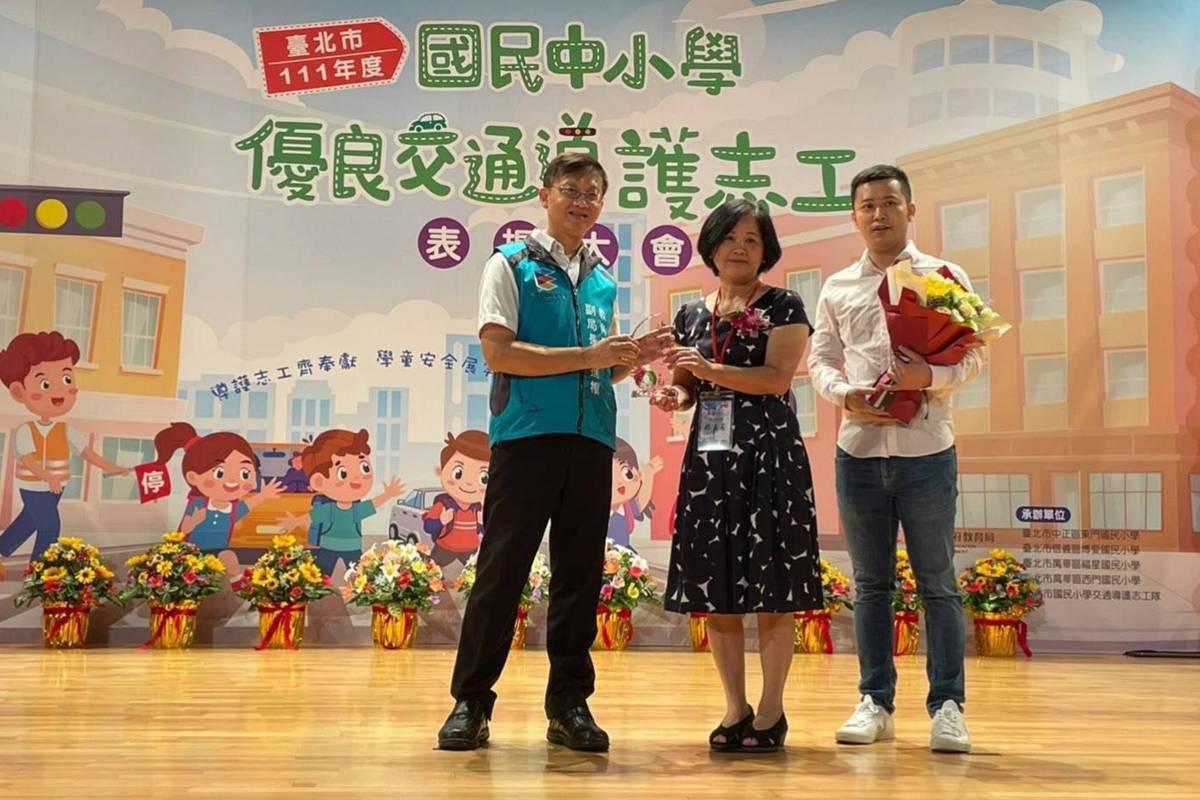 臺北市社子國小交通導護志工林玉芬榮獲今年臺北市教育局優良交通導護志工表揚肯定