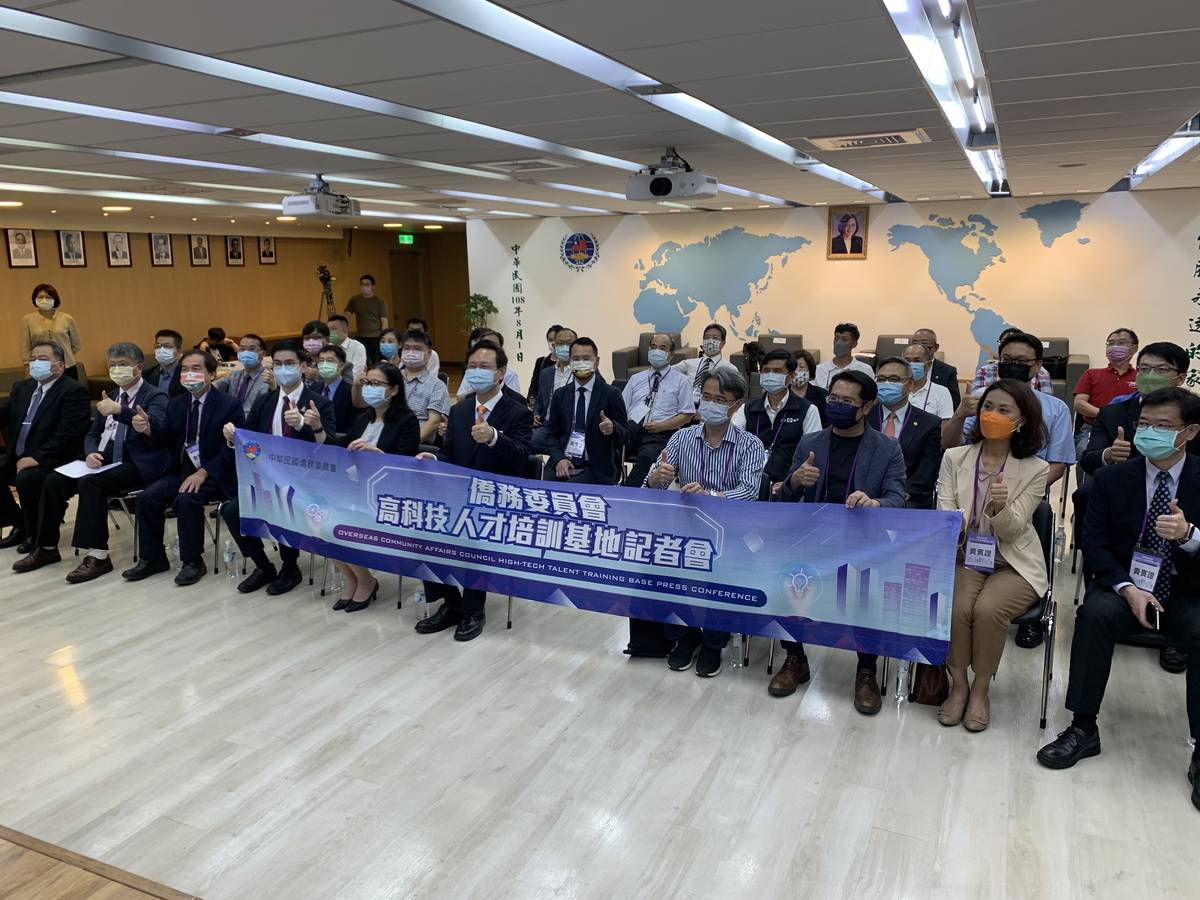 僑委會透過推動「高科技人才培訓基地」計畫，與六所科技大學合作，針對新南向國家成立一國一校的高科技人才培訓基地