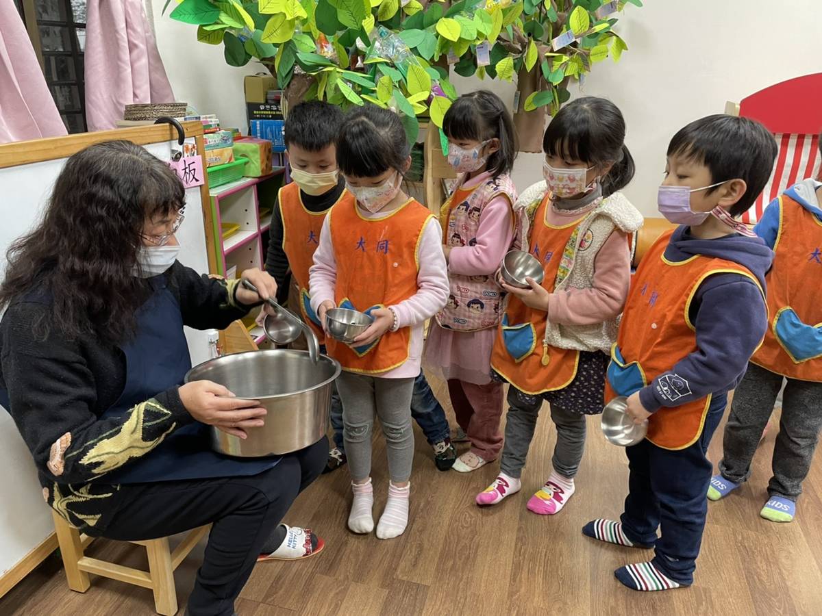 大同附幼幼生跟老師說「我欲食5粒葡萄」 在生活中說閩南語。