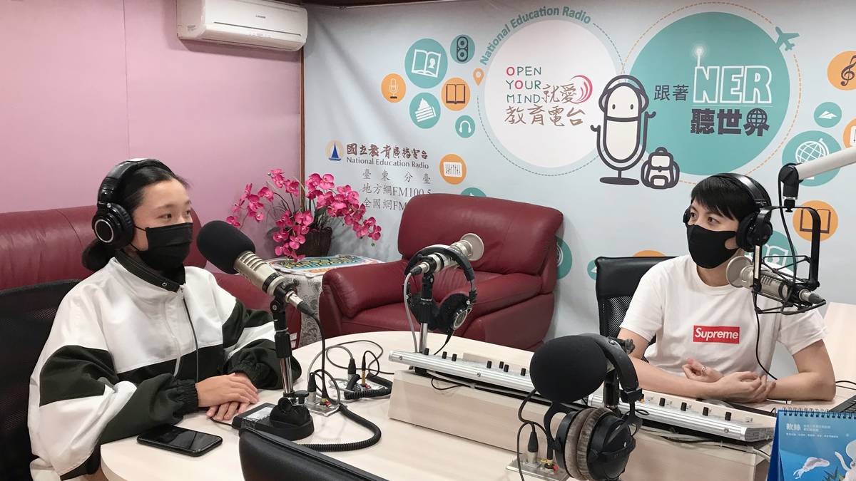 連依婷(左)接受教育電台採訪