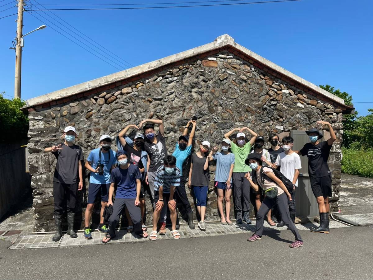 宜蘭縣立慈心華德福高級中學實地探查認識馬崗石頭屋.jpg