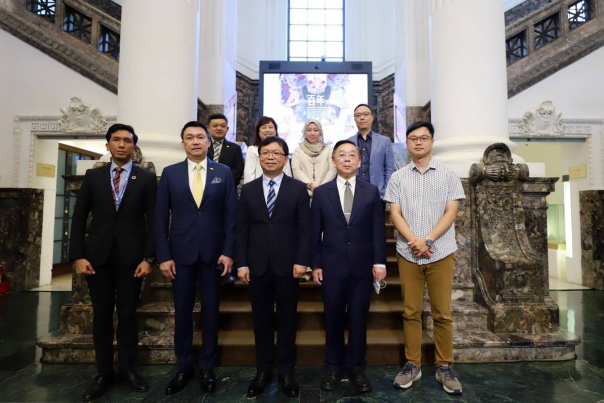 駐台北印尼經濟貿易代表處觀光暨交通部主任伊艦軒（前排左起)、新加坡駐台北商務辦事處代表葉偉傑、文化部常務次長李連權、國立臺灣博物館館長洪世佑等來賓合影 (臺博館提供)