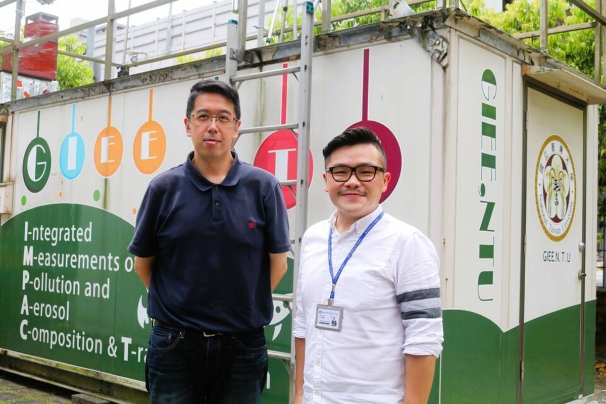臺灣大學環境工程學研究所教授蕭大智(左)與陽明交大環境與職業衛生研究所教授紀凱獻在觀測站前合影 (陽明交大提供)