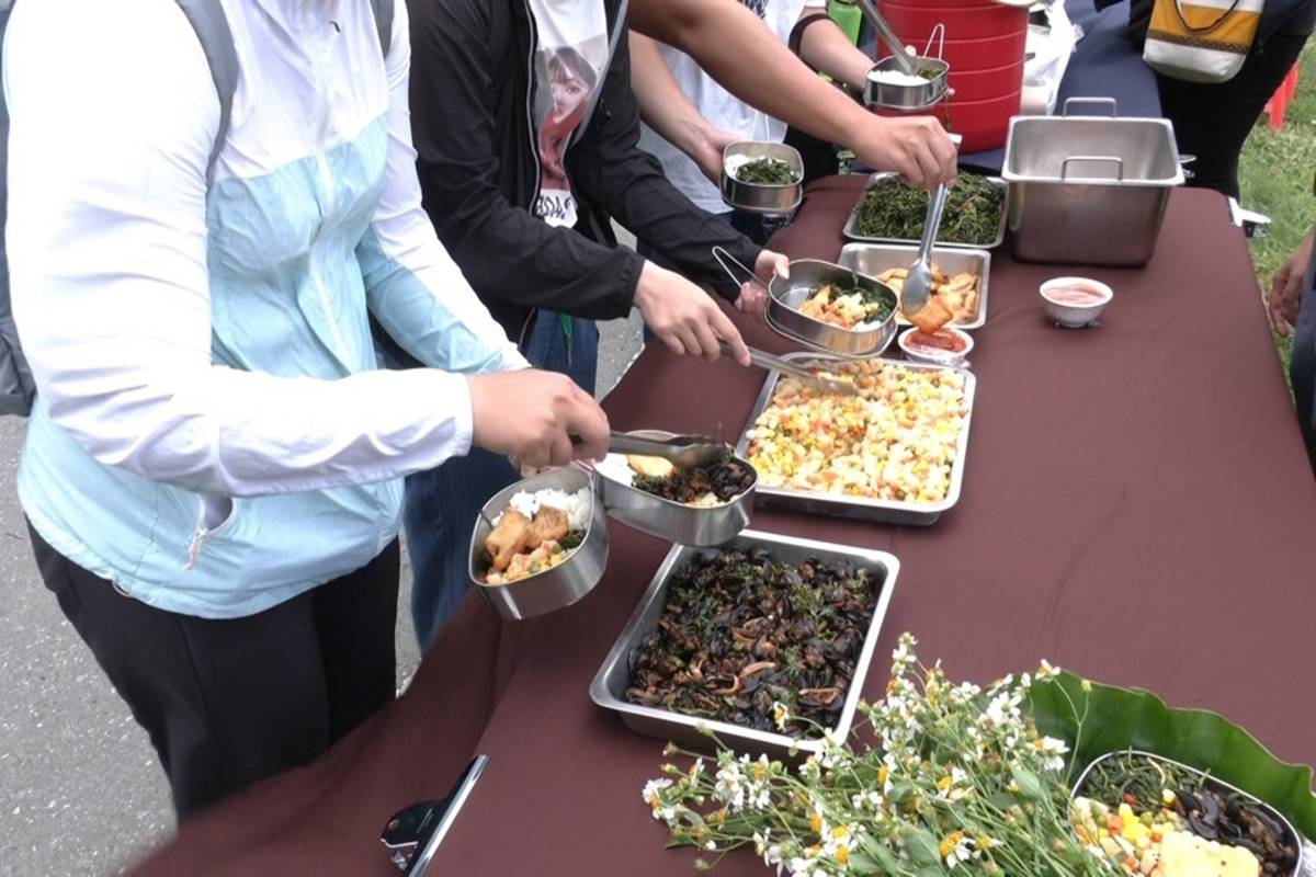 田間午餐由社區婆婆媽媽特製，便當菜色全是當地移除的外來種，盼透過「吃」改善生態。