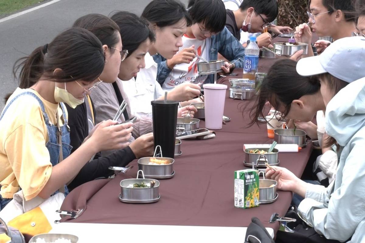 田間午餐由社區婆婆媽媽特製，便當菜色全是當地移除的外來種，盼透過「吃」改善生態。