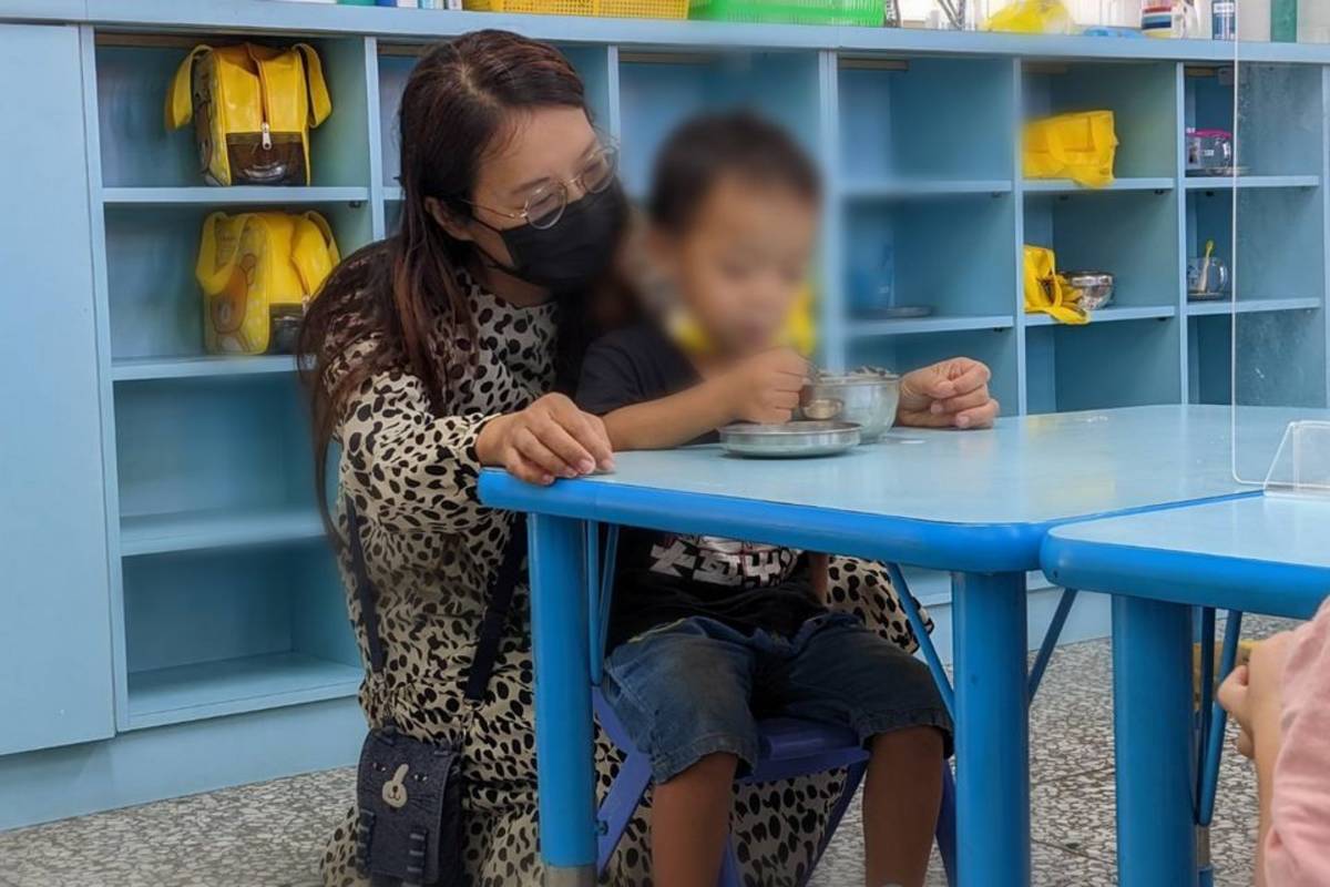王瑞琪老師陪幼兒吃點心