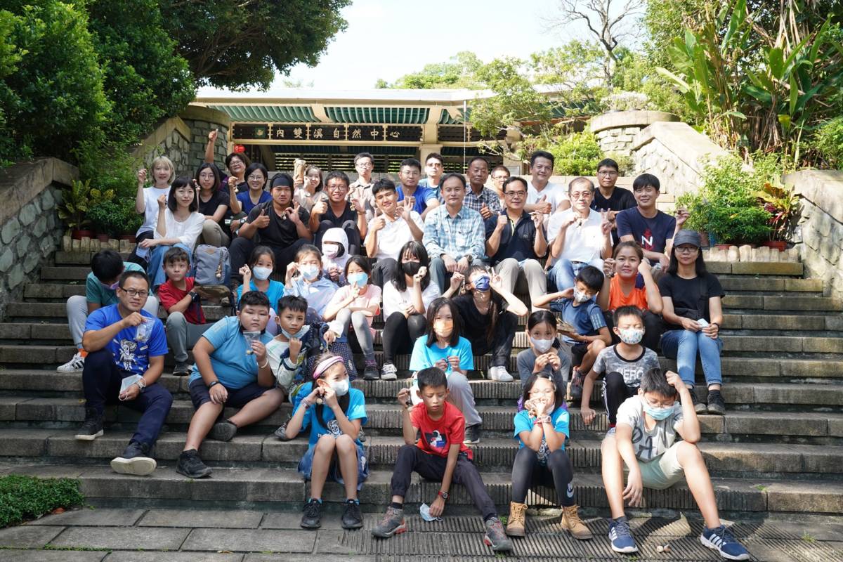 大專校院和國小學生觀摩疏伐作業