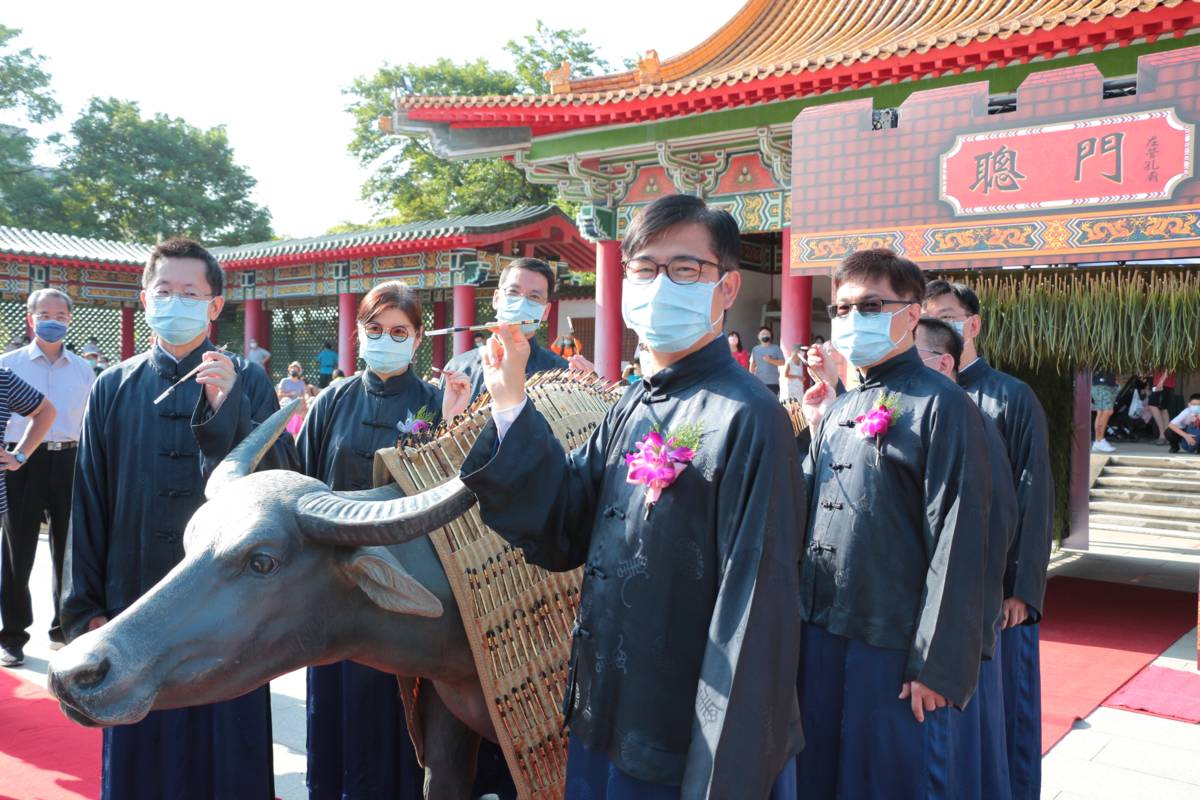 高雄市長陳其邁祝福學子課業進步 (高雄市立歷史博物館提供)
