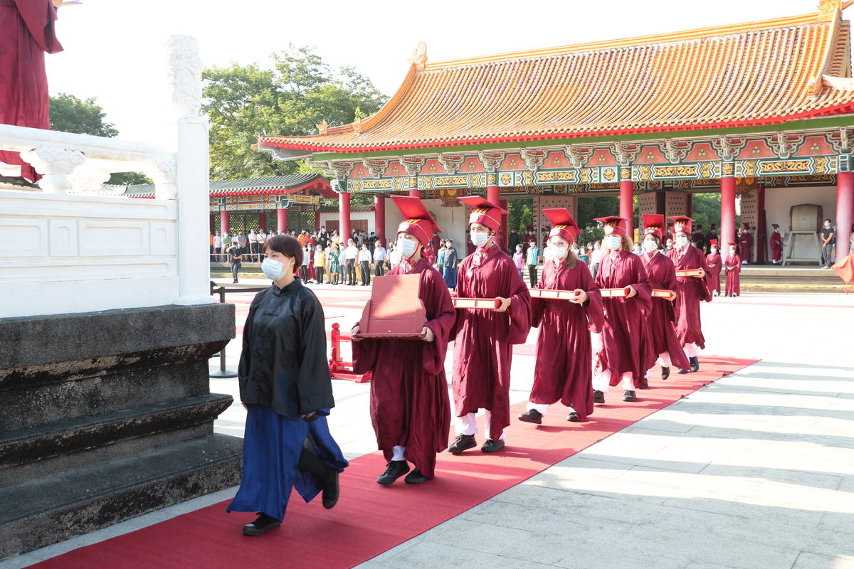 國際交換學生擔任高雄市祭孔典禮禮生(高雄市立歷史博物館提供)