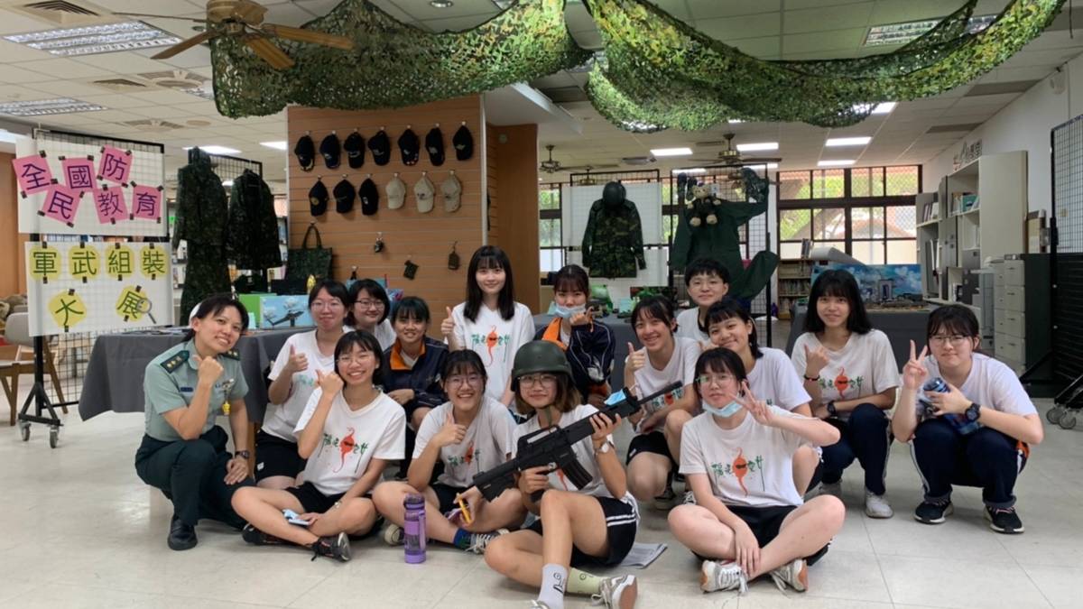 軍武大展 陳瑛怡主教(左1)
