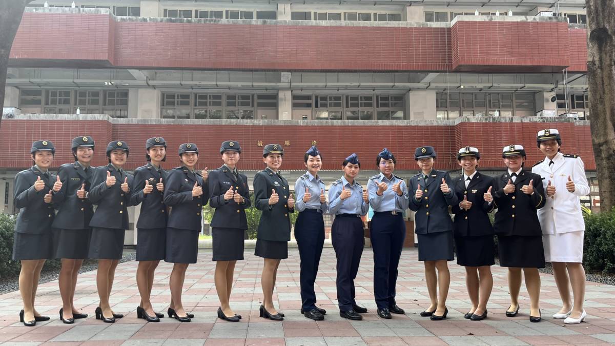 軍校生返校 陳瑛怡主教(左7)