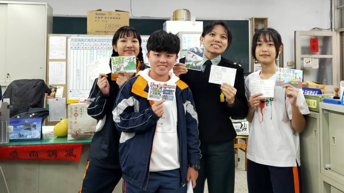 陳瑛怡主教(右2)用心陪伴同學 學生寫敬軍卡片給教官 