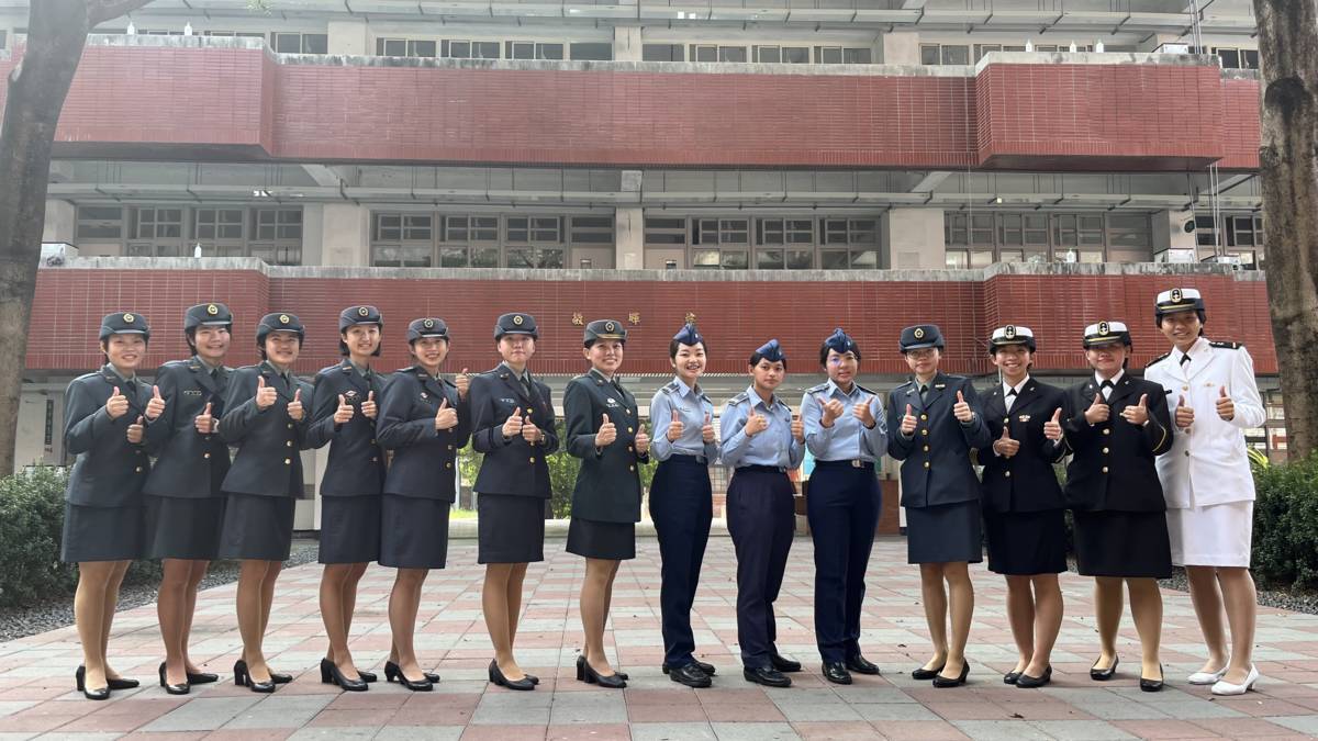 軍校生返校 陳瑛怡主教(左7)