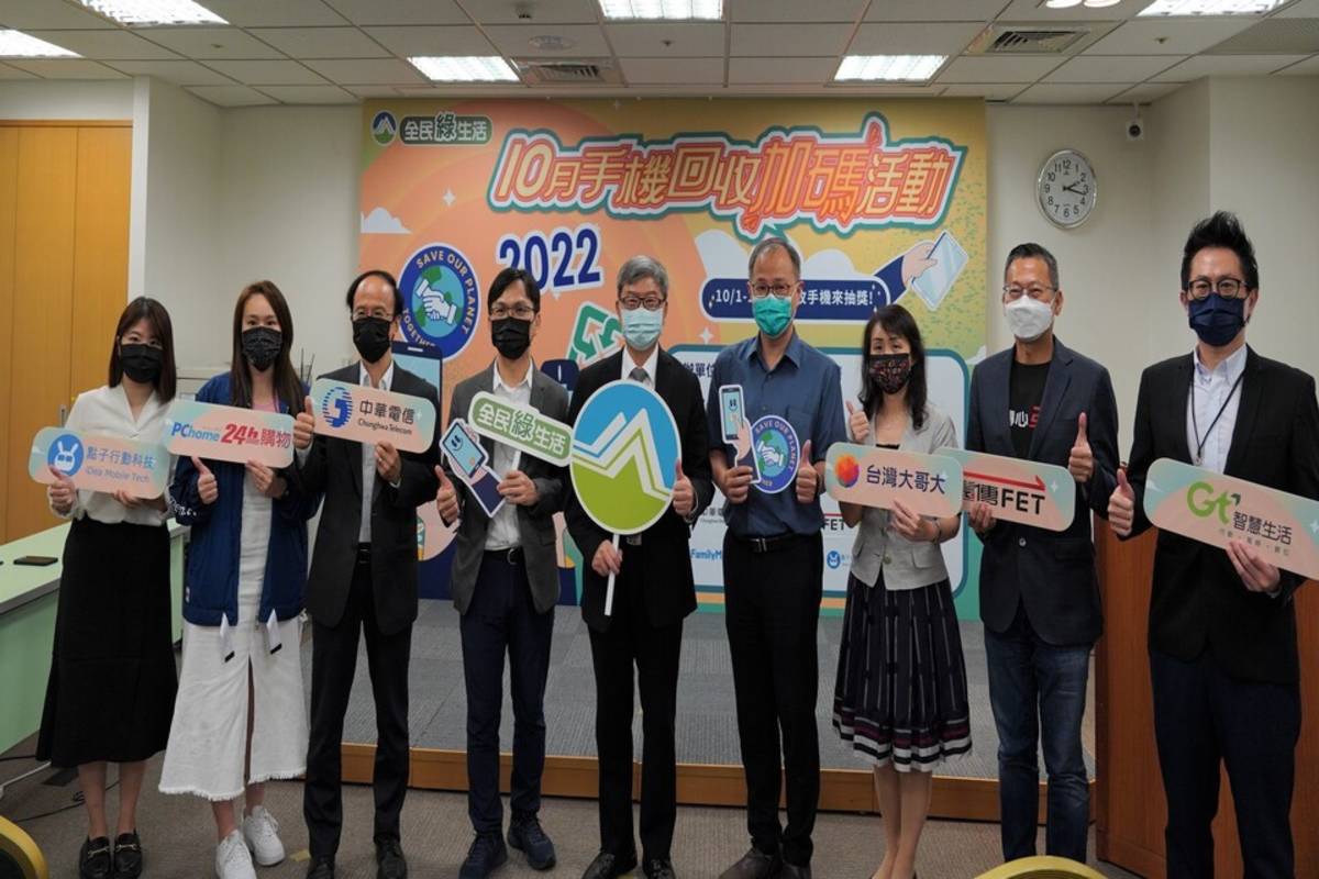 環保署沈志修副署長(中)與參與業者合照 (環保署提供)