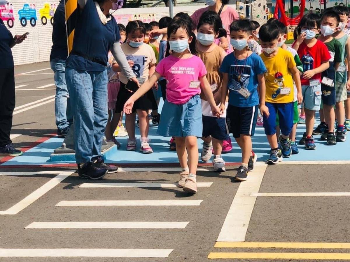 文山國小在交通公園實施低年級的安全過路口體驗活動