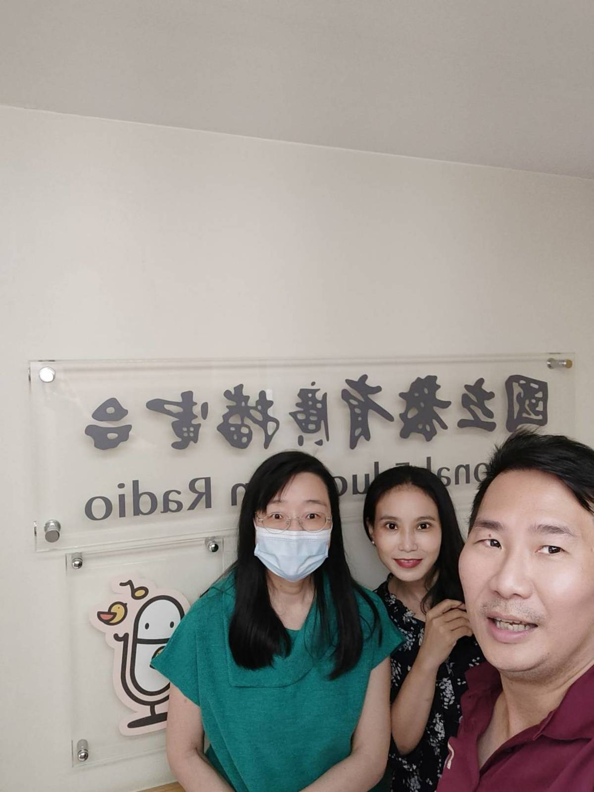 優良新住民教學支援人員阮采婷(中)與主持人
