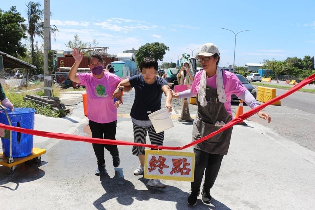臺東縣「身心障礙者鐵人障礙賽」，縣內身心障礙機構共200名身心障礙者在家長與志工的陪伴下，順利完成人生中難得的鐵人賽事。

 