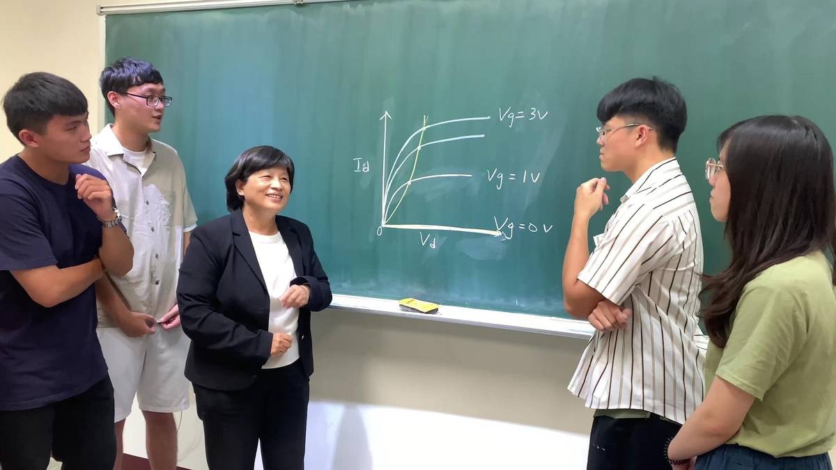 游萃蓉(左三)與學生在課堂上互動。(游萃蓉提供)