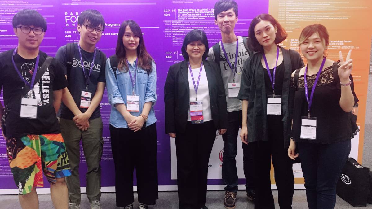 游萃蓉(中)和學生參加SEMICON Taiwan 2017國際半導體展。(游萃蓉提供)