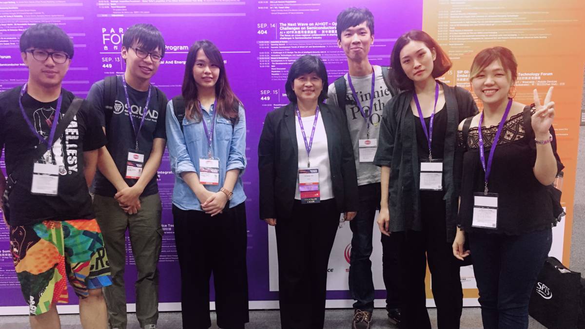 游萃蓉(中)和學生們參加SEMICON Taiwan 2017國際半導體展。(游萃蓉提供)