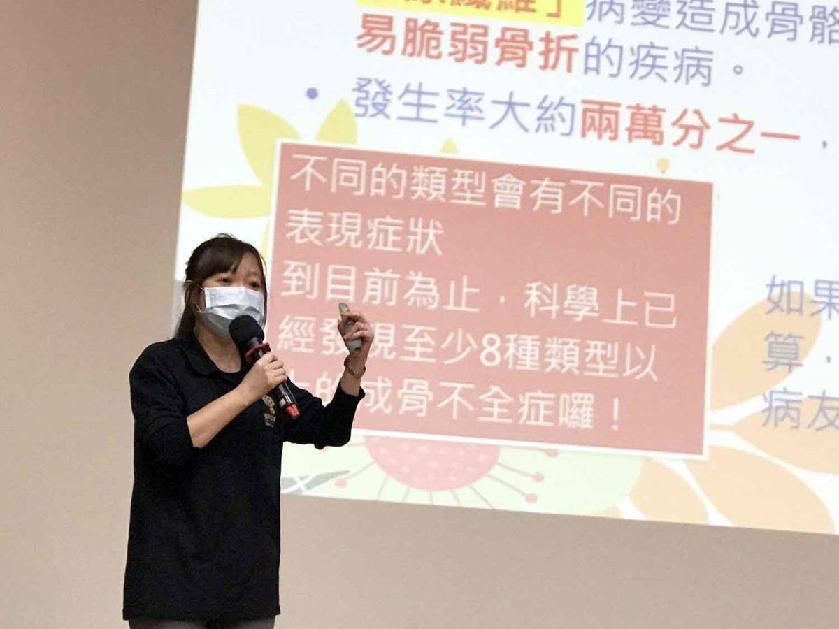 講師郭柏伶於新北市新店區北新國小分享玻璃小巨人的冒險故事，期使更多人認識先天性.jpg