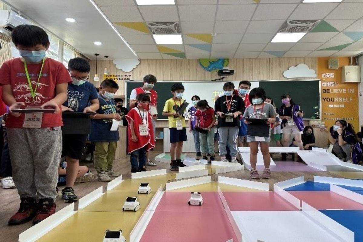 志工們引導學童操作自動車（圖源：聯合大學）