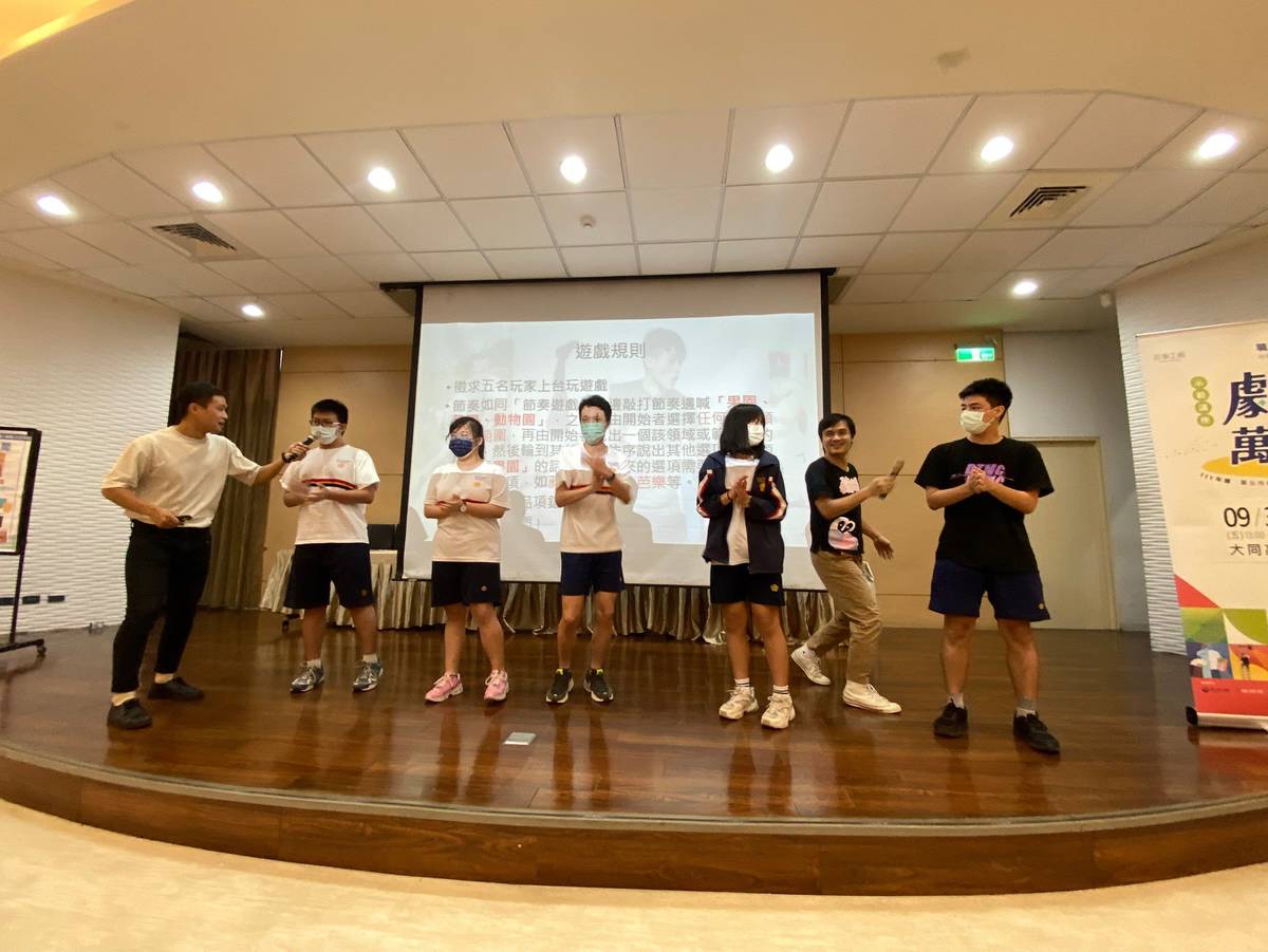 藉由劇場演出穿插有趣的互動遊戲，讓師生瞭解劇場生態
