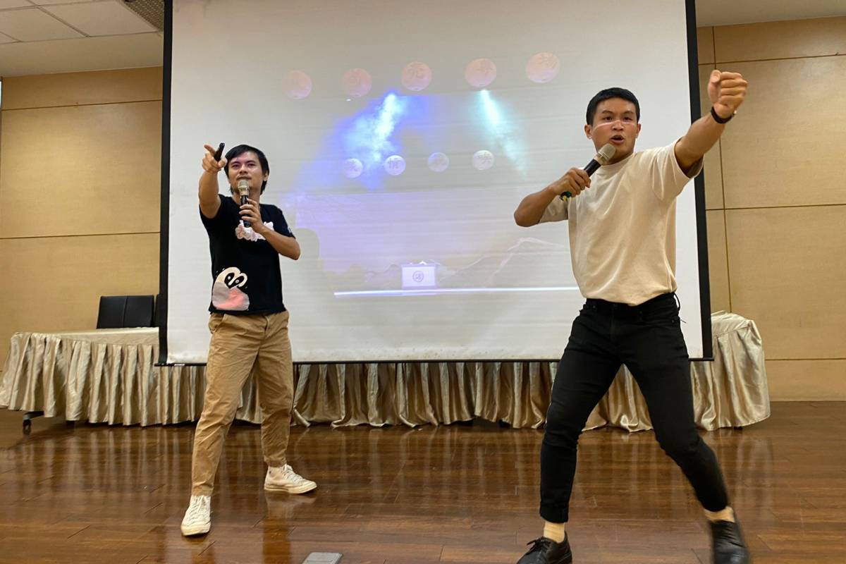 「故事工廠」的資深演員郭耀仁(左)、劉桓與同學分享成為演員的歷程