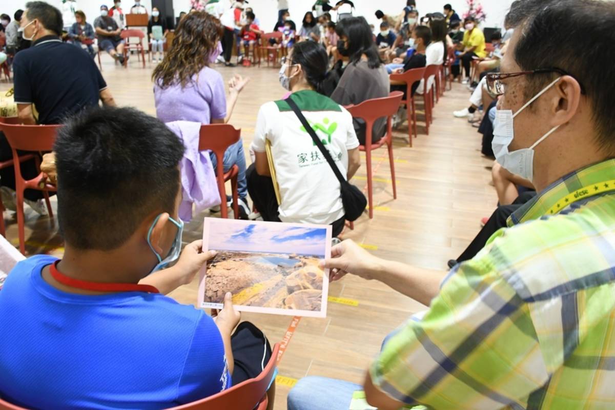 受到疫情影響停辦2年，臺東家扶認養人與認養童相見歡。