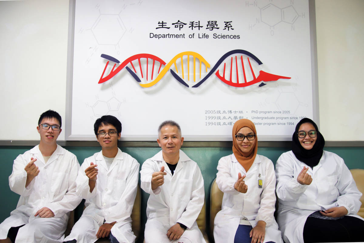 中央大學生命科學系王健家教授(中) 團隊提供新證據，有助於解開小腦萎縮症的致病機制，成果刊登於國際頂尖期刊《核酸研究》 (中大提供)