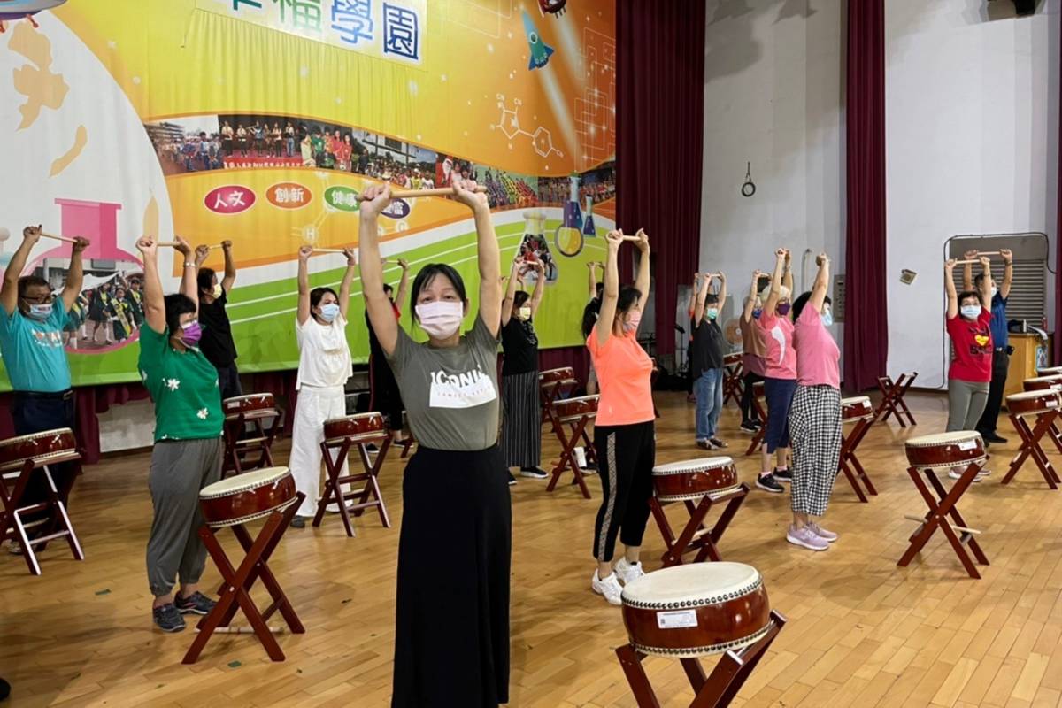 新莊區樂齡學習中心開辦「樂活太鼓班」讓長者透過敲打太鼓抒發情緒 享受一起擊樂的樂趣