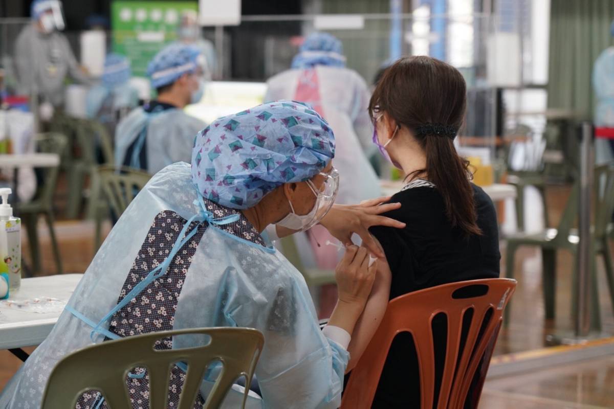 莫德納次世代疫苗開放18歲以上民眾接種追加劑，北市預約平臺10/6-10/7可預約接種
