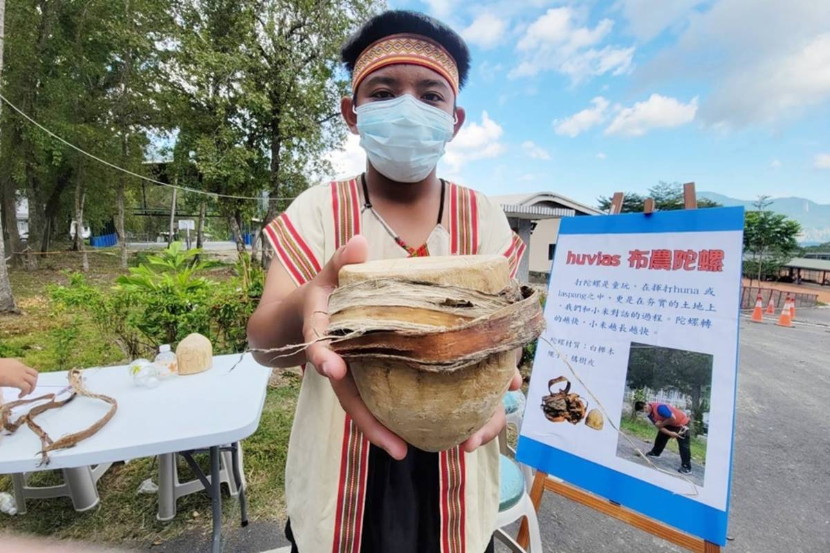 用白櫸木及構樹皮製作的布農陀螺，學生說，「在布農族傳統文化中，陀螺打得越久，小米就越豐收、長得越漂亮。」