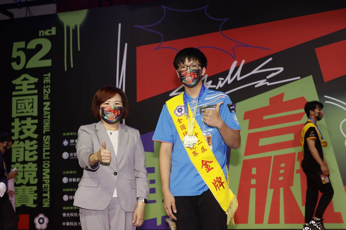 蘇御銘頒獎後與勞動部長許銘春合影（圖源：勞動部）