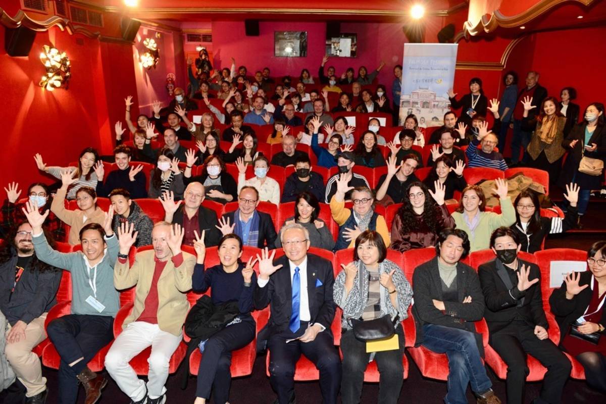 第5屆巴黎臺灣電影節合影開幕活動合影；金馬影帝莫子儀（右2）、樓一安導演（右3）、駐法國代表處大使吳志中（右5）、駐法國臺灣文化中心主任胡晴舫（右6）、電影節負責人Olivier KIM(右8) (文化部提供)