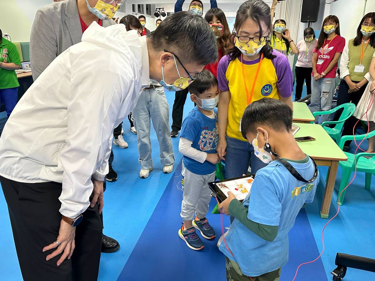 朋友邀請教育局張明文局長一起參觀平板區 欣賞中、大班幼兒在老師協力之下，共同用程式所創作的繪本