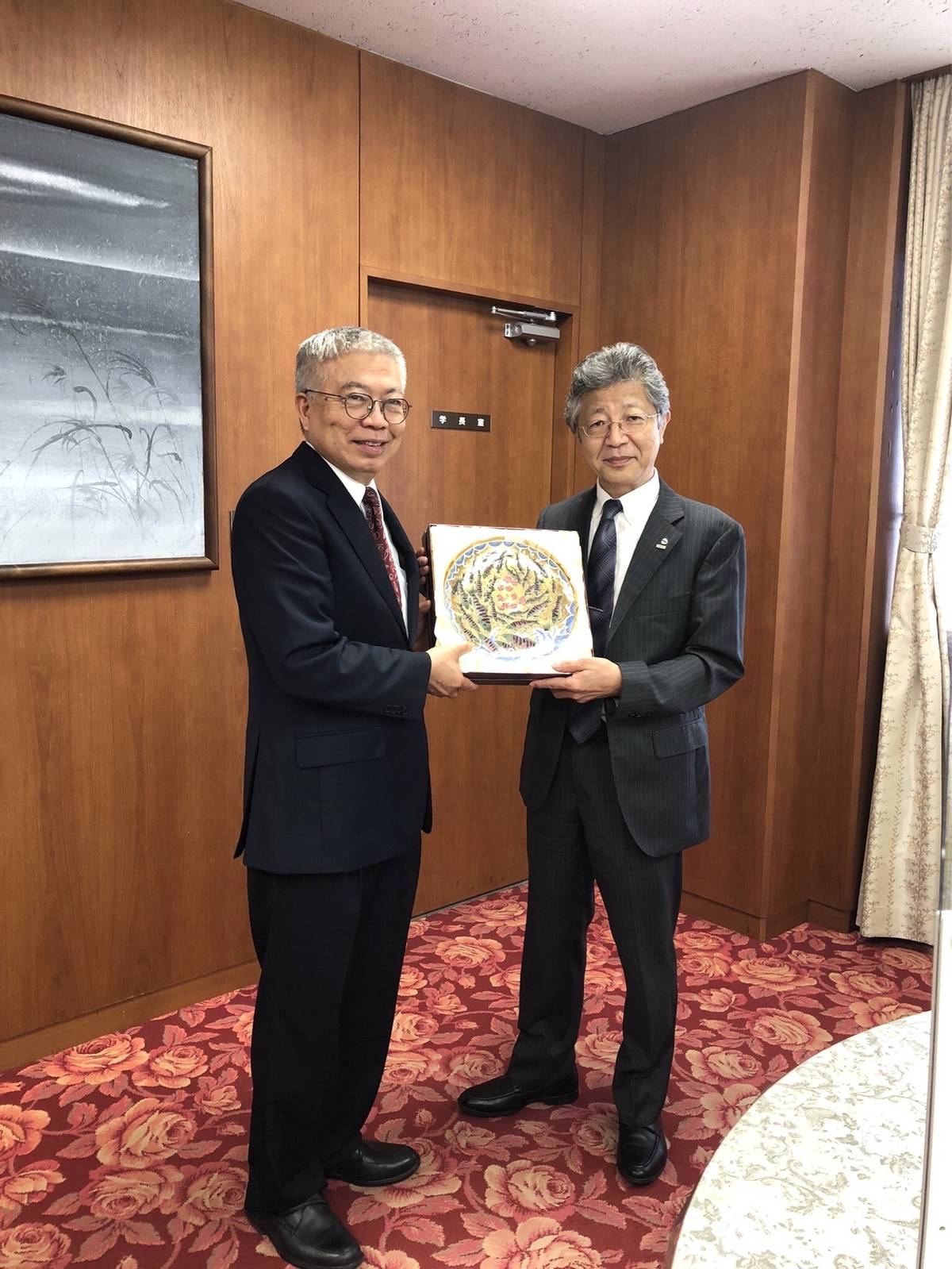 北科大校長王錫福（左）致贈陶瓷彩繪盤予大阪工業大學校長井上晉 (北科大提供)