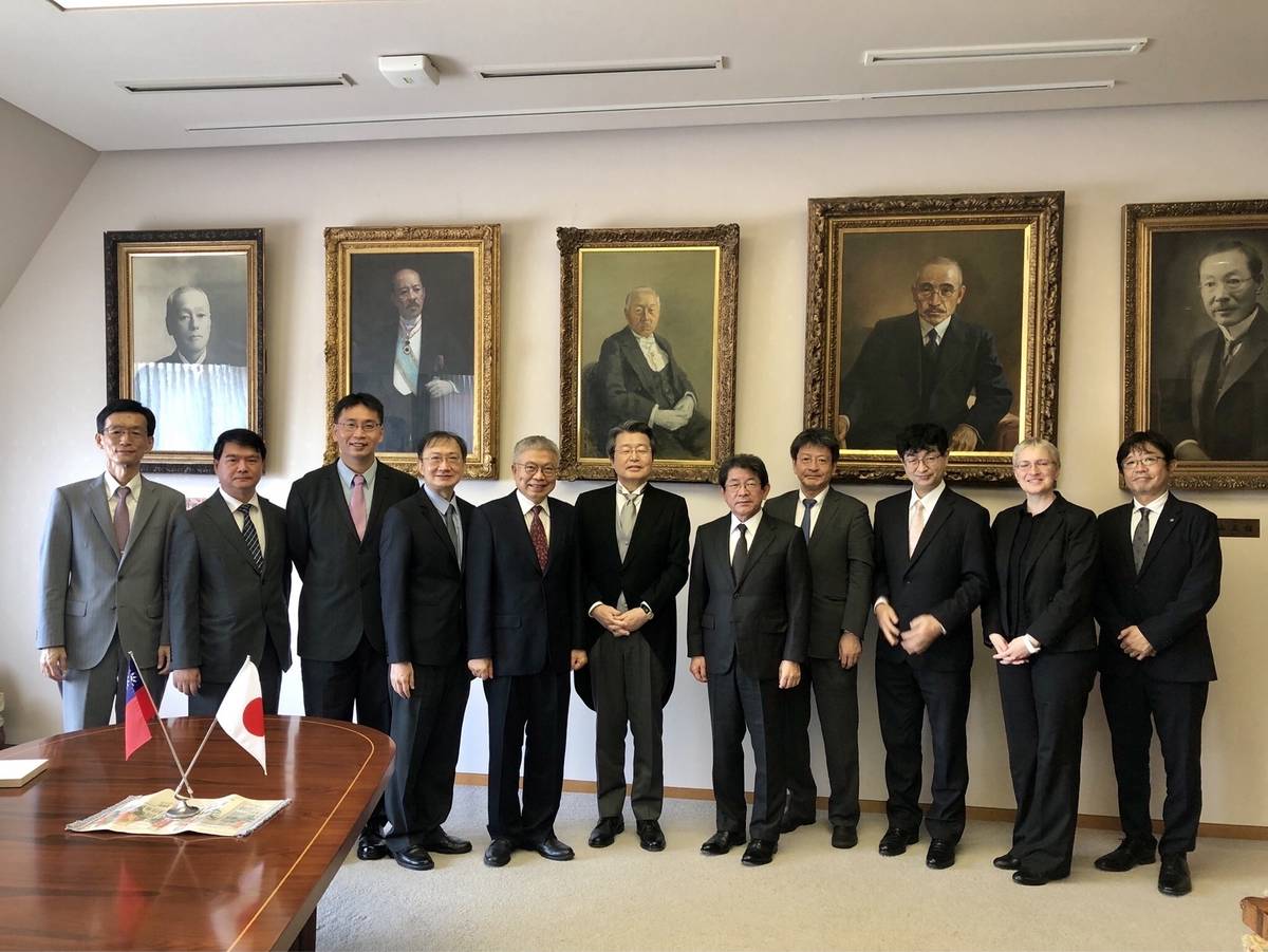 北科大校長王錫福（左五）率團拜訪日本九州大學九州大學校長石橋達朗（中）等人 (北科大提供)