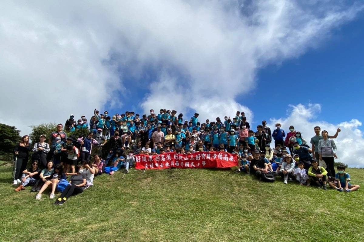 雨聲國小中高年級同學於七星公園合影